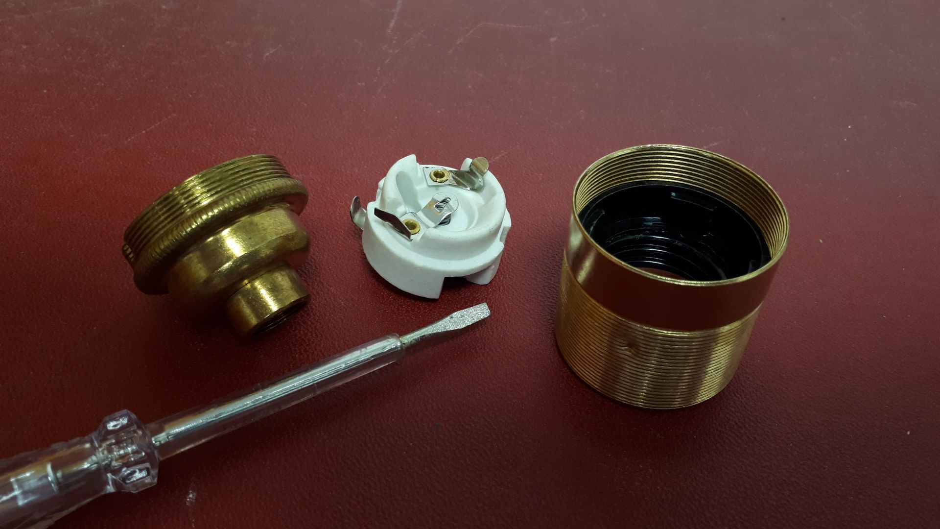 How do I take apart an ES (E27) Lampholder? Lampfix